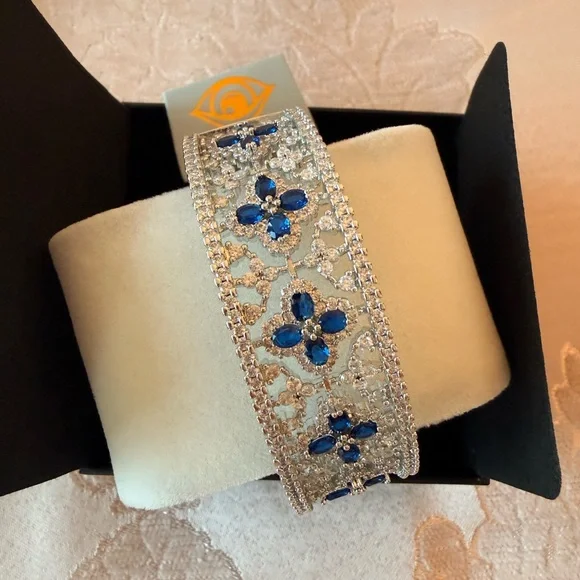 Elegant Silver and Blue Floral Bracelet display picture 2
